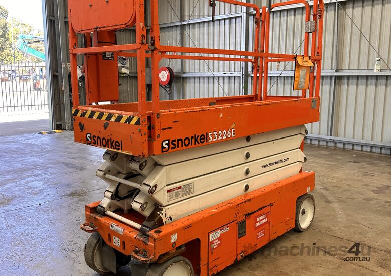 2016 Snorkel 26ft Narrow Electric Scissor Lift image 2