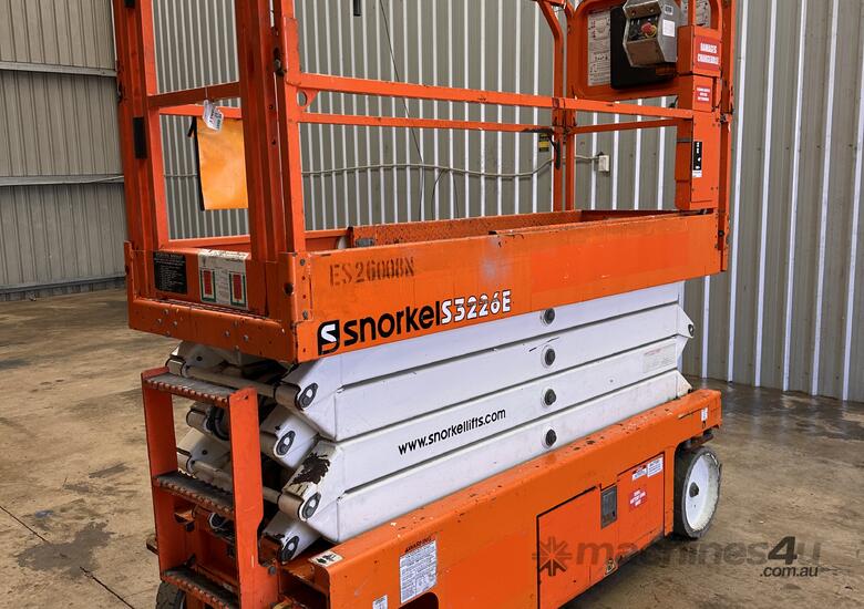 2016 Snorkel 26ft Narrow Electric Scissor Lift image 3