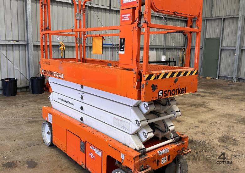 2016 Snorkel 26ft Narrow Electric Scissor Lift image 4