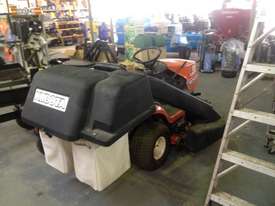 KUBOTA RIDE ON LAWN MOWER WITH CATCHER T1760  - picture2' - Click to enlarge