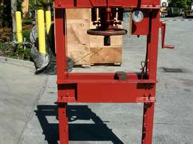 Servex 30 Ton Hydraulic Press - picture0' - Click to enlarge