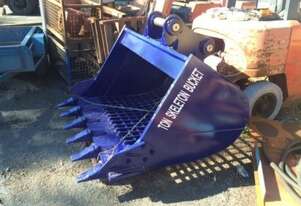 DASSA Skeleton bucket 1640mm wide 920mm high Screen size 75mm. 5 replaceable teeth. This screen has