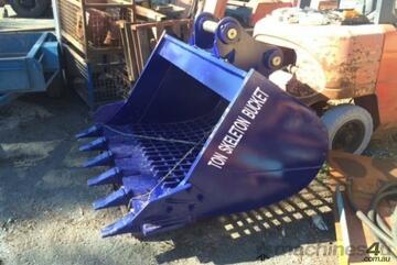 DASSA Skeleton bucket 1640mm wide 920mm high Screen size 75mm. 5 replaceable teeth. This screen has