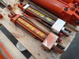 PAIR OF HYDRAULIC RAMS/ 250mm  STROKE - picture0' - Click to enlarge
