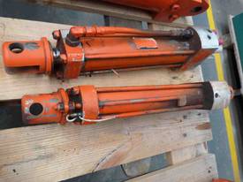 PAIR OF HYDRAULIC RAMS/ 250mm  STROKE - picture1' - Click to enlarge