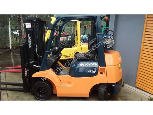 Toyota 2.5 Ton Compact Forklift 4500mm Container Entry Fresh Paint