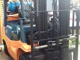 Toyota 2.5 Ton Compact Forklift 4500mm Container Entry Fresh Paint - picture0' - Click to enlarge