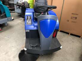 Fiorentini S28 Battery ride on sweeper - picture0' - Click to enlarge