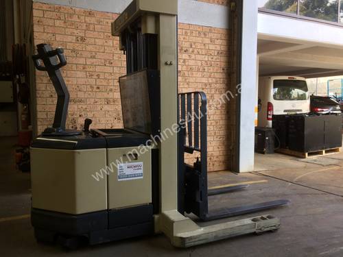Crown WR 3000 Walkie reach truck 3.8m side shift late model great battery low collapse height 1.9m 
