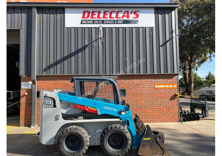 caption SKID STEER TOYOTA 5SD K9 VERY LOW HOURS