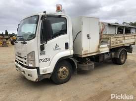 2010 Isuzu FRR500 - picture2' - Click to enlarge
