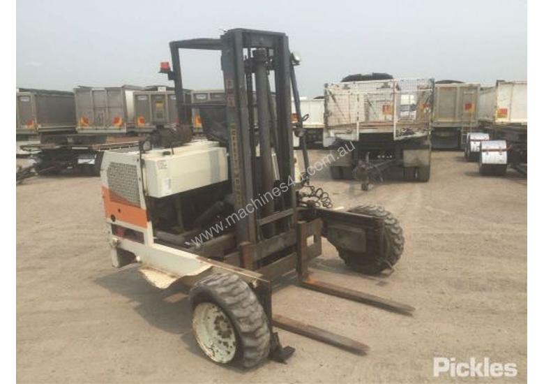 caption 2003 Moffett M2403W