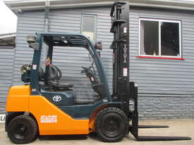 Toyota 2.5 ton, LPG, Repainted Used Forklift #1588 - picture0' - Click to enlarge