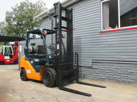 Toyota 2.5 ton, LPG, Repainted Used Forklift #1588 - picture0' - Click to enlarge