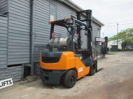 Toyota 2.5 ton, LPG, Repainted Used Forklift #1588 - picture2' - Click to enlarge