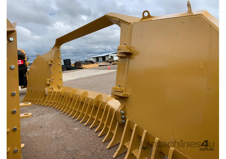caption Caterpillar Folding Stick Rakes
