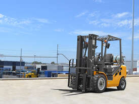 UN Forklift 2.5T, LPG: Forklifts Australia - the Industry Leader! - picture0' - Click to enlarge