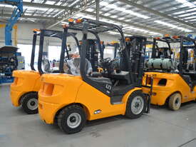 UN Forklift 2.5T, LPG: Forklifts Australia - the Industry Leader! - picture2' - Click to enlarge