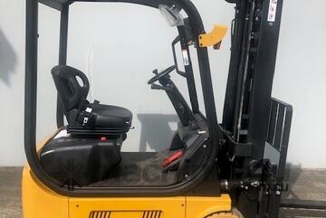 3-Wheel Counterbalance Forklift: Lithium Ion Fast Charge Battery!