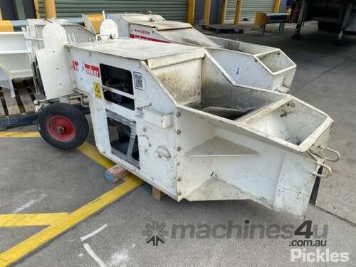 Arrow Machinery Kerbing Machine  With Pallet Of Additional Molds
10.8 Hours Showing On Hour Meter 

