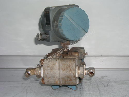 caption Foxboro 823DP-13S1CM2 Pressure Transmitter.