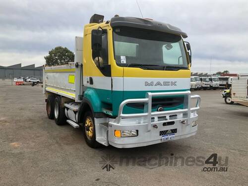 2002 Mack Quantum Day Tipper