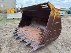 Komatsu WA500 Spade Nose Bucket for Wheel Loaders - picture0' - Click to enlarge