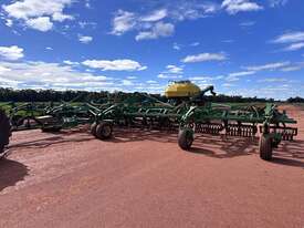 JOHN DEERE 1830 AIR HOE DRILL w 1910 CART - picture0' - Click to enlarge