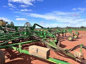 JOHN DEERE 1830 AIR HOE DRILL w 1910 CART - picture1' - Click to enlarge