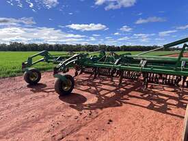 JOHN DEERE 1830 AIR HOE DRILL w 1910 CART - picture2' - Click to enlarge