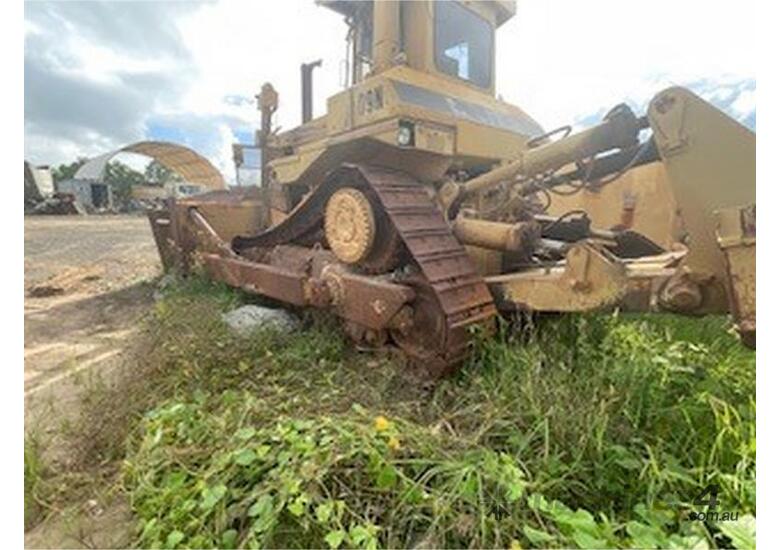 caption CATERPILLAR D9N DOZER