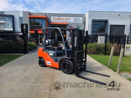 caption Toyota Forklift 2.5T Container Mast with Tyne Positioners(Unit#:U933)