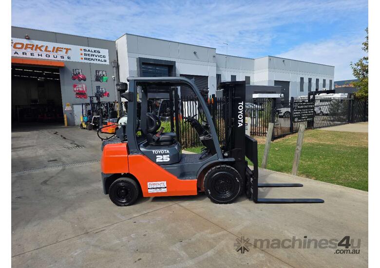 caption Toyota Forklift 2.5T Container Mast with Tyne Positioners(Unit#:U933)