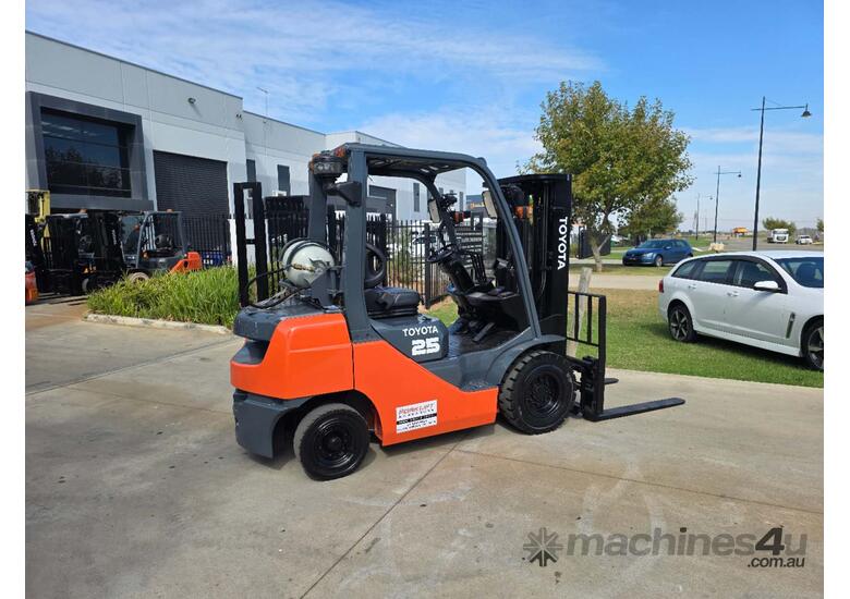caption Toyota Forklift 2.5T Container Mast with Tyne Positioners(Unit#:U933)