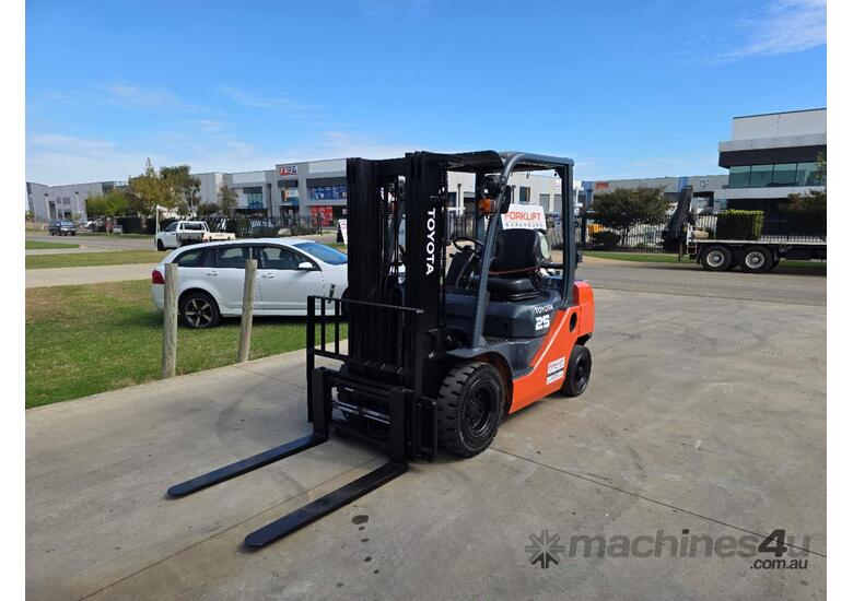 caption Toyota Forklift 2.5T Container Mast with Tyne Positioners(Unit#:U933)
