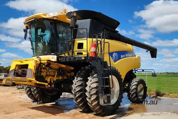 New Holland CR960 Combine & Front