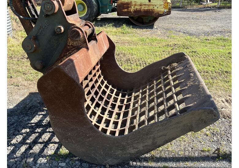 caption Daewoo SL250LC Excavator (Steel Tracked)