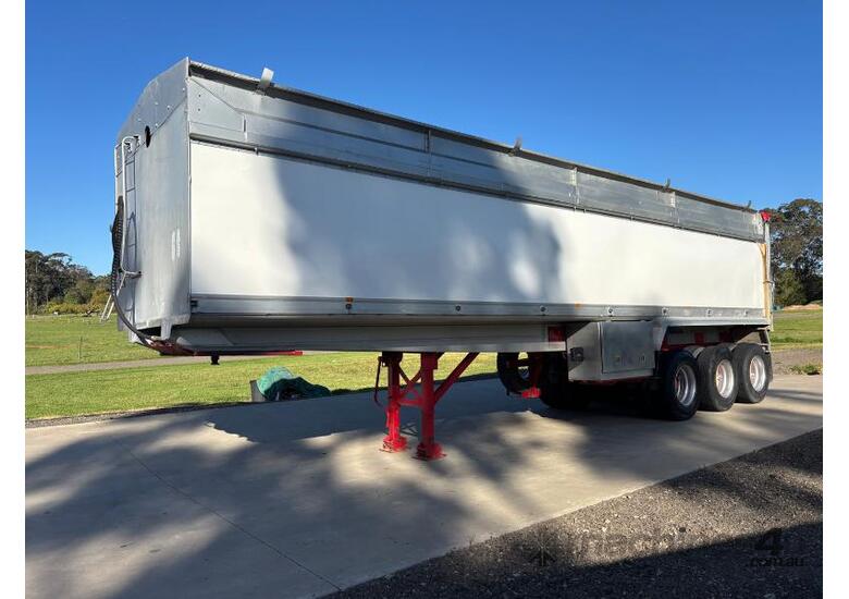 caption 34FT GRAIN TIPPER TRAILER, TRI AXEL, SPRINGS, HARVEST READY, WITH RIGHT WEIGH SCALES, NEW TARP