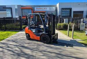 Toyota Forklift 2.5T Container Mast with Tyne Positioners (Unit#:AU405)