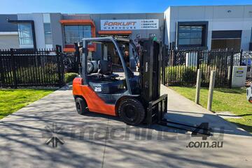 Toyota Forklift 2.5T Container Mast with Tyne Positioners (Unit#:AU405)