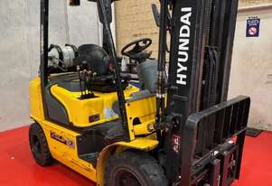 HYUNDAI 2.5T LPG FORKLIFT SIDESHIFT / CONTAINER MAST 4.7M LIFT HEIGHT 2017