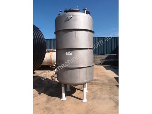 Stainless Steel Storage Tank (Vertical), Capacity: 2,500Lt