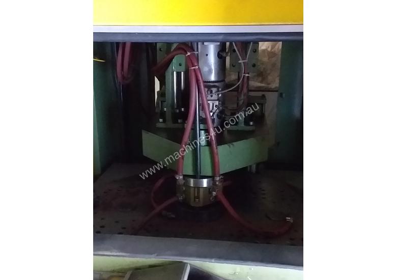 caption Plastic Injection Moulding Machine