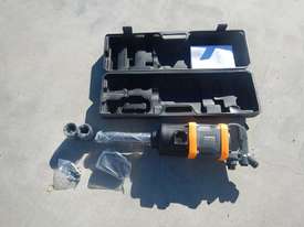 Ashita 820002B6 1'' Air Impact Wrench c/w Sockets - picture0' - Click to enlarge