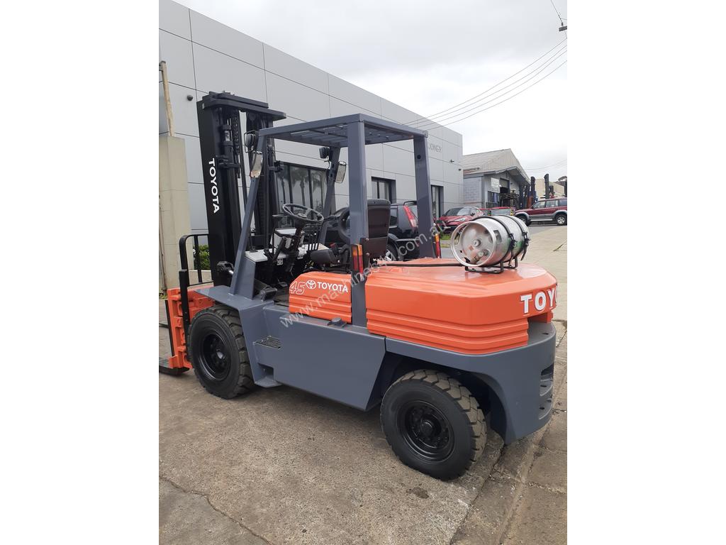 Used Toyota Forklift for sale 4500kg Toyota 4 5 Ton 3700mm mast 2400mm