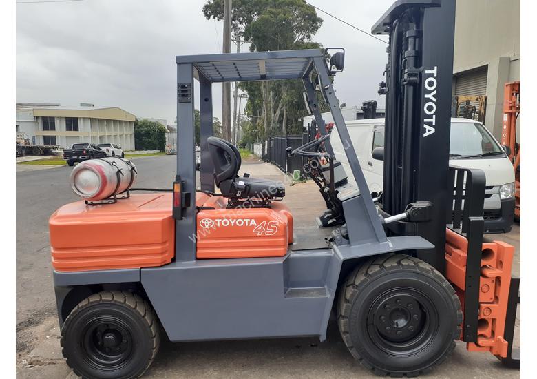 Used Toyota Forklift for sale 4500kg Toyota 4 5 Ton 3700mm mast 2400mm