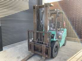 Mitsubishi Diesel Container Mast 2.5 ton - picture1' - Click to enlarge