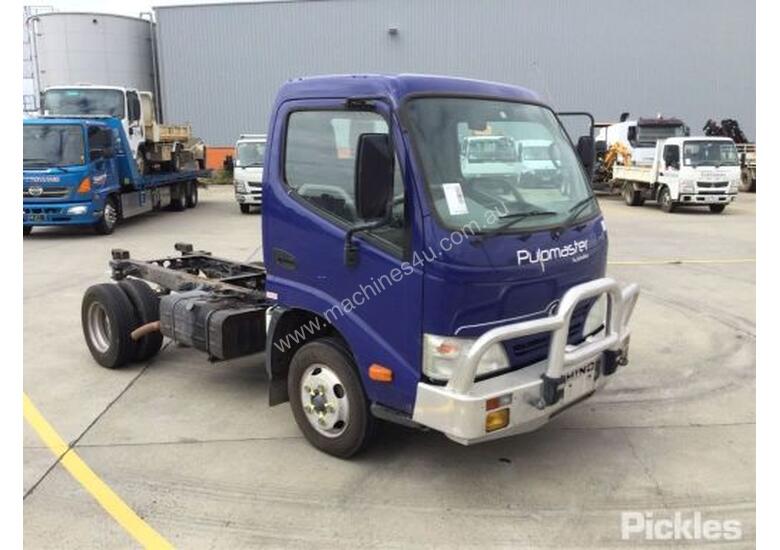 caption 2009 Hino 300 series