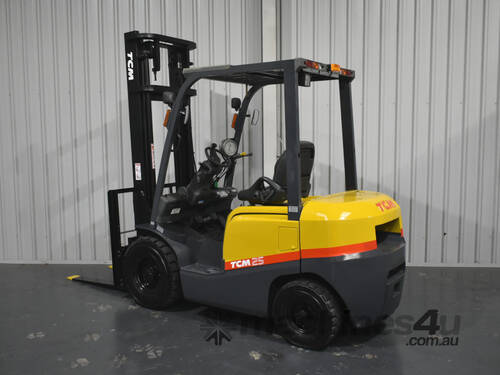 TCM 2.5 Tonne Diesel Forklift 4000mm Lift Height 2 Stage Clear View Mast  3167 Low Hours