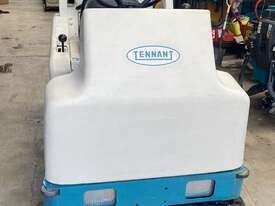 TENNANT 6200 RIDE ON SWEEPER 750 hours - picture0' - Click to enlarge